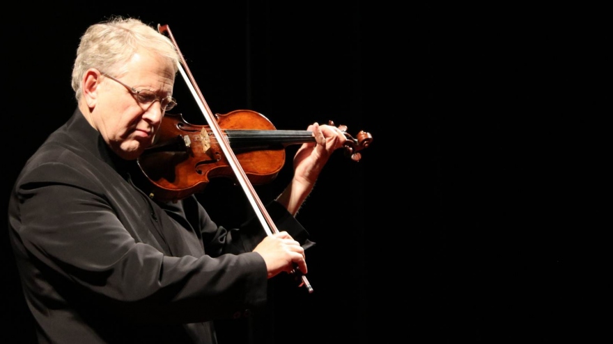 Violinist Shlomo Mintz arrives in Vietnam for Sept. 8 concert